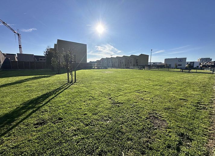 Gemuetlicher Innenbereich der Kruiers Eco Lodge in Middelkerke, Westflandern, mit Blick auf die Terrasse und den gemuetlichen Sitzbereich.
