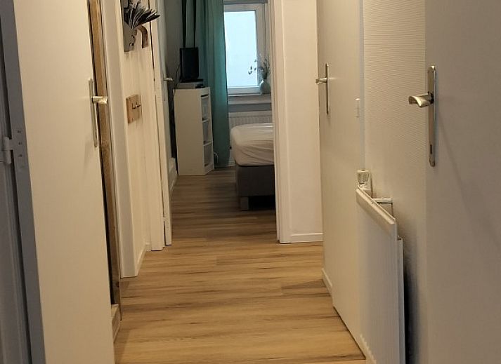 Gezellige keuken in Trianonvakanties appartement, Westende, West-Vlaanderen, Belgie, met moderne apparatuur en houten afwerking.