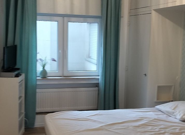 Gezellige keuken in Trianonvakanties appartement, Westende, West-Vlaanderen, Belgie, met moderne apparatuur en houten afwerking.