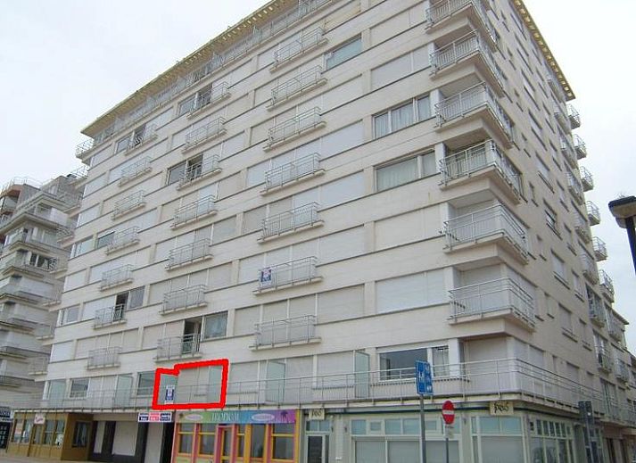 Gezellige keuken in Trianonvakanties appartement, Westende, West-Vlaanderen, Belgie, met moderne apparatuur en houten afwerking.