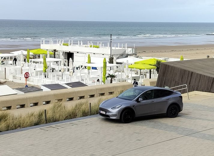 Uitzicht op zee vanuit het appartement van Trianonvakanties in Westende, West-Vlaanderen, met moderne binnenruimte en terras.