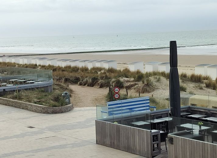 Uitzicht op zee vanuit het appartement van Trianonvakanties in Westende, West-Vlaanderen, met moderne binnenruimte en terras.