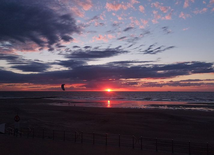 Uitzicht op zee vanuit het appartement van Trianonvakanties in Westende, West-Vlaanderen, met moderne binnenruimte en terras.