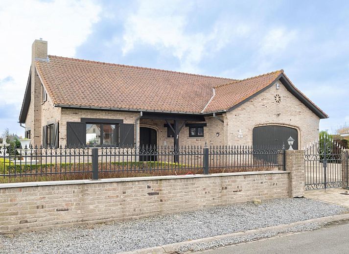 De Golfbreker Ferienhaus in Middelkerke mit charmanter Fassade und gruenem Garten in Westflandern, Belgien.