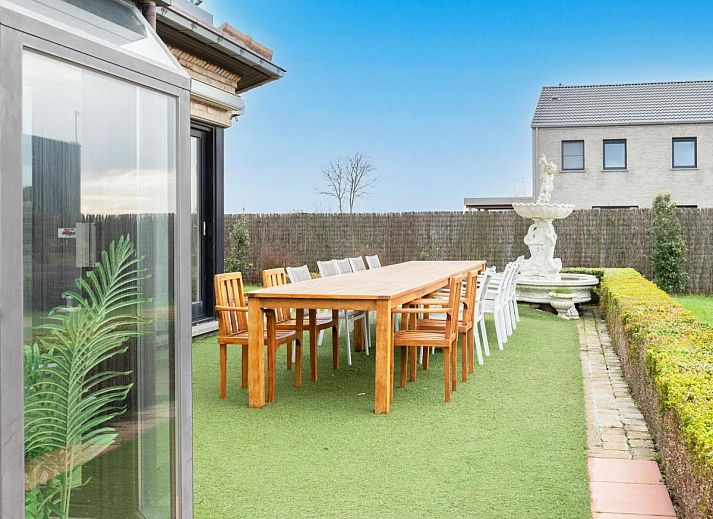 De Golfbreker Ferienhaus in Middelkerke mit charmanter Fassade und gruenem Garten in Westflandern, Belgien.