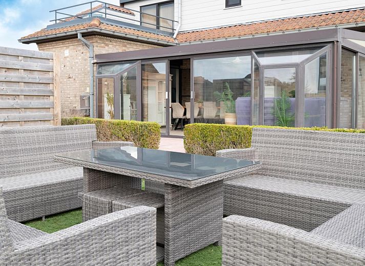 De Golfbreker Ferienhaus in Middelkerke mit charmanter Fassade und gruenem Garten in Westflandern, Belgien.