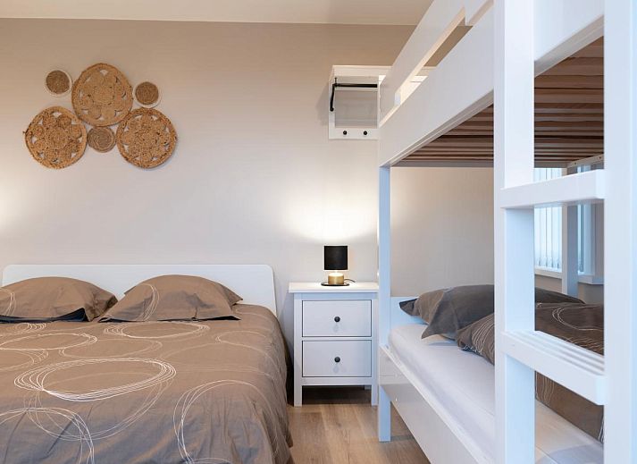 Aussenbereich von De Golfbreker in Middelkerke mit grossem Esstisch und Gartenblick in Westflandern.