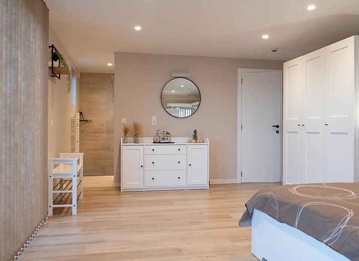 Aussenbereich von De Golfbreker in Middelkerke mit grossem Esstisch und Gartenblick in Westflandern.