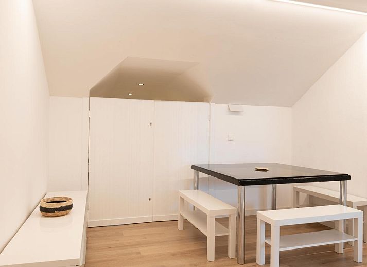 Gemuetliche Sitzecke auf der Terrasse von De Golfbreker in Middelkerke, ideal zum Entspannen in Westflandern, Belgien.