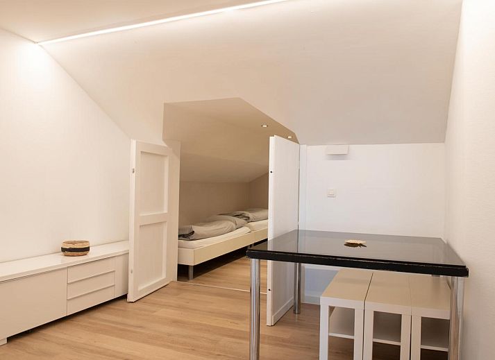 Gemuetliche Sitzecke auf der Terrasse von De Golfbreker in Middelkerke, ideal zum Entspannen in Westflandern, Belgien.