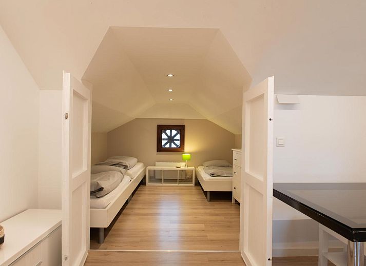 Gemuetliche Sitzecke auf der Terrasse von De Golfbreker in Middelkerke, ideal zum Entspannen in Westflandern, Belgien.