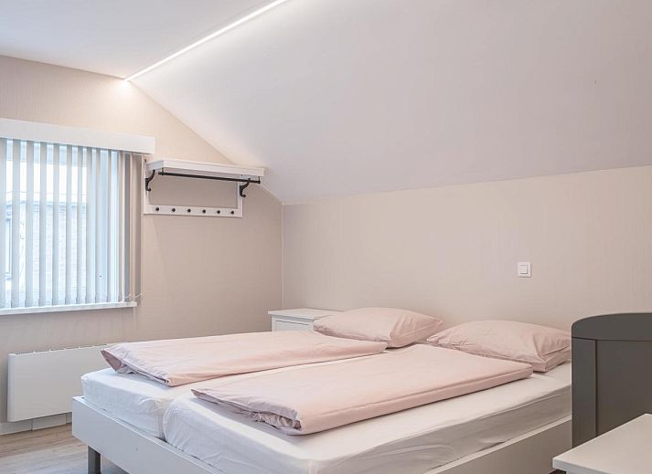 Gemuetliche Sitzecke auf der Terrasse von De Golfbreker in Middelkerke, ideal zum Entspannen in Westflandern, Belgien.