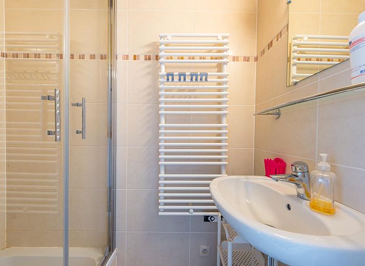 Gemuetliches Interieur des Ferienhauses Reno - 0701 in Middelkerke, Westflandern, mit moderner Einrichtung und komfortabler Sitzecke.