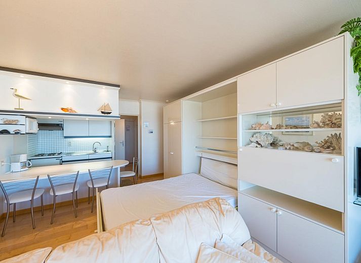 Gemuetliches Wohnzimmer von Brisbane II - 0202, Ferienhaus in Middelkerke, Westflandern, mit bequemer Sitzecke und moderner Kueche.