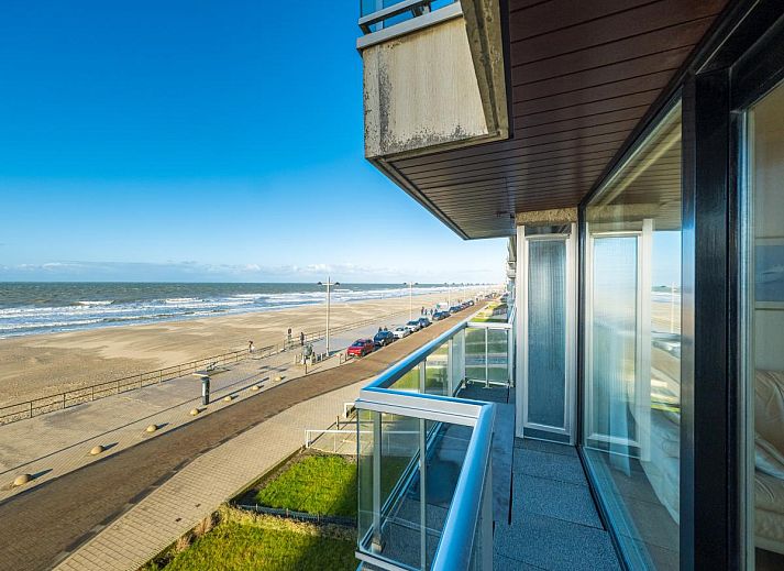 Gemuetliches Wohnzimmer von Brisbane II - 0202, Ferienhaus in Middelkerke, Westflandern, mit bequemer Sitzecke und moderner Kueche.