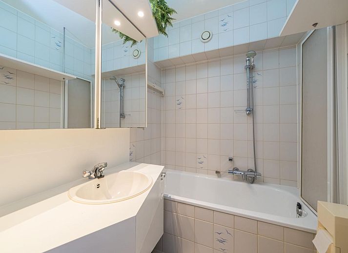 Gemuetliches Wohnzimmer von Brisbane II - 0202, Ferienhaus in Middelkerke, Westflandern, mit bequemer Sitzecke und moderner Kueche.