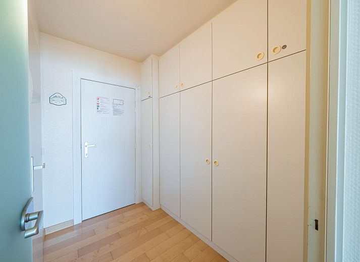 Gemuetliches Wohnzimmer von Brisbane II - 0202, Ferienhaus in Middelkerke, Westflandern, mit bequemer Sitzecke und moderner Kueche.