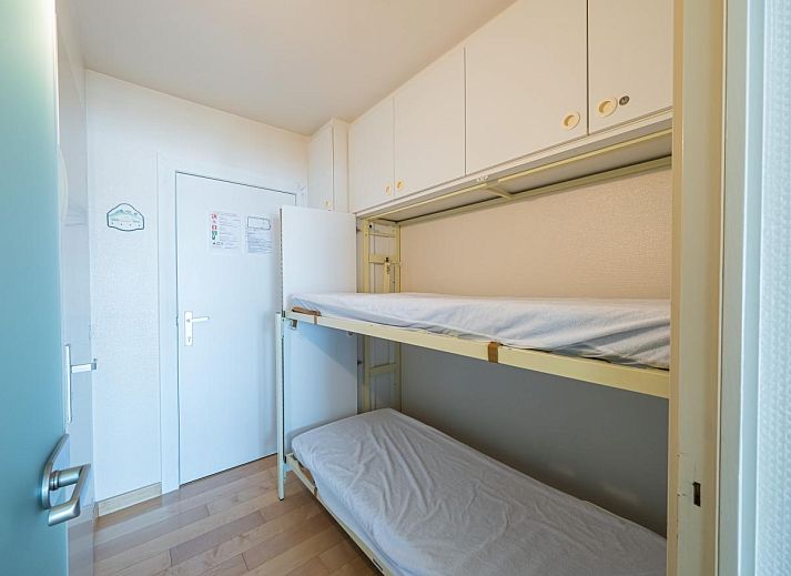 Gemuetliches Wohnzimmer von Brisbane II - 0202, Ferienhaus in Middelkerke, Westflandern, mit bequemer Sitzecke und moderner Kueche.