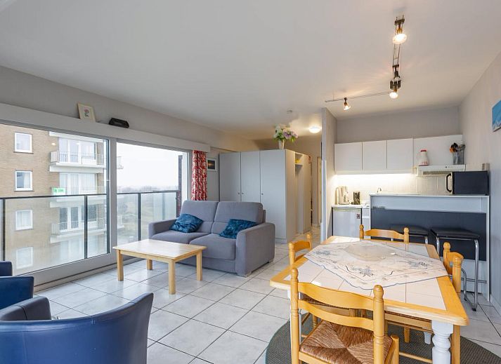 Geniessen Sie den Panoramablick auf das Meer vom Wohnzimmer des Ferienhauses Sydney - 0605 in Middelkerke, Westflandern, Belgien.