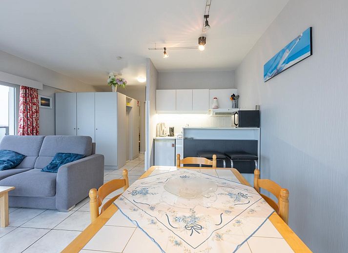 Geniessen Sie den Panoramablick auf das Meer vom Wohnzimmer des Ferienhauses Sydney - 0605 in Middelkerke, Westflandern, Belgien.