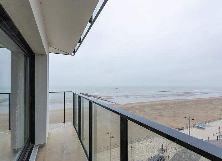 Geniessen Sie den Panoramablick auf das Meer vom Wohnzimmer des Ferienhauses Sydney - 0605 in Middelkerke, Westflandern, Belgien.