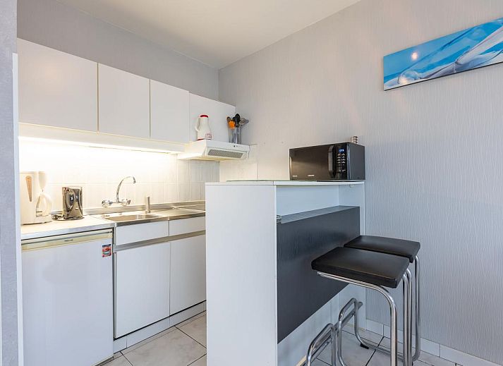 Innenansicht des Ferienhauses Sydney - 0605 in Middelkerke, Westflandern. Gemuetliches Wohnzimmer mit Essecke und Blick auf die Umgebung.