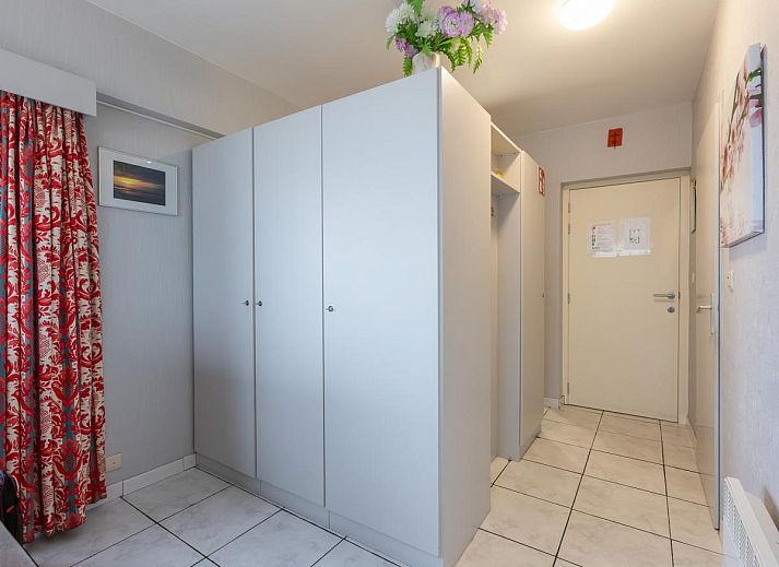 Innenansicht des Ferienhauses Sydney - 0605 in Middelkerke, Westflandern. Gemuetliches Wohnzimmer mit Essecke und Blick auf die Umgebung.