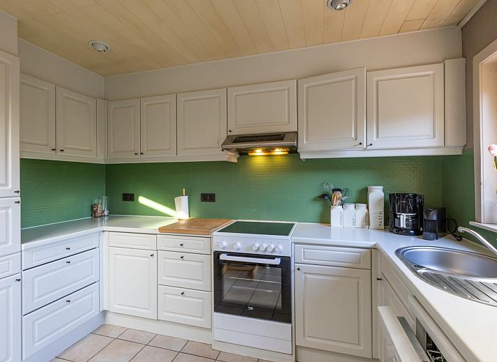 Gemuetliches Wohnzimmer in Property - Education Street, Ferienhaus in Middelkerke, Westflandern, mit bequemen Sesseln und viel Tageslicht.