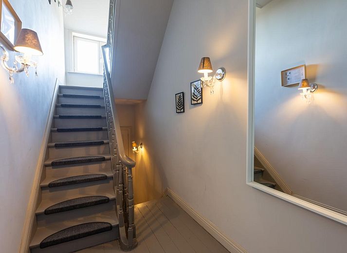 Gemuetliches Wohnzimmer in Property - Education Street, Ferienhaus in Middelkerke, Westflandern, mit bequemen Sesseln und viel Tageslicht.