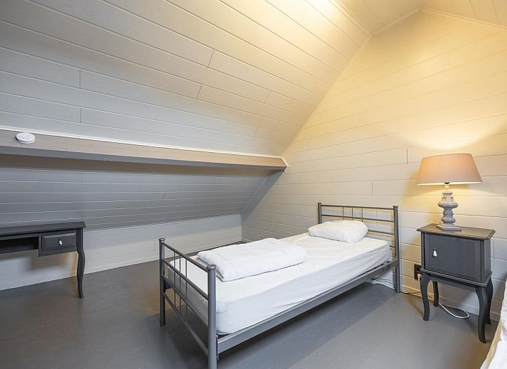 Gemuetliches Esszimmer in Residence - Education Street, Ferienhaus in Middelkerke, Westflandern, mit eleganten Moebeln und natuerlichem Licht.