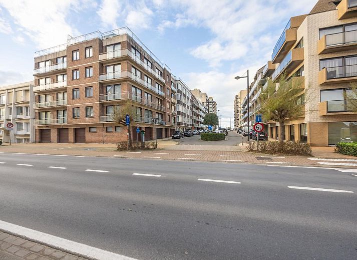 Uitzicht vanaf het balkon van vakantiehuis Peter Pan - 0403 in Middelkerke, West-Vlaanderen, met een panoramisch zicht op de straat.