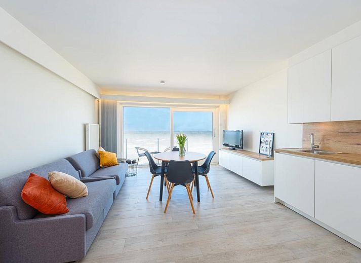 Helles Wohnzimmer von Emperador - Ferienhaus 0401 in Middelkerke, Belgien, mit Meerblick und moderner Einrichtung.