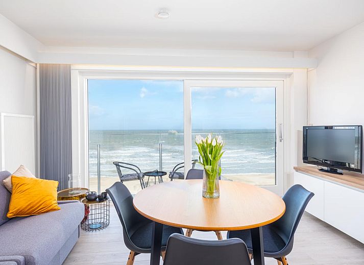 Helles Wohnzimmer von Emperador - Ferienhaus 0401 in Middelkerke, Belgien, mit Meerblick und moderner Einrichtung.