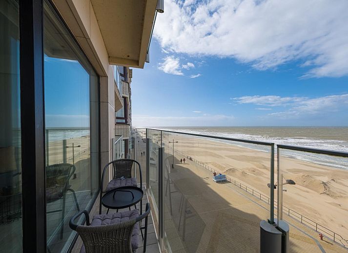 Helles Wohnzimmer von Emperador - Ferienhaus 0401 in Middelkerke, Belgien, mit Meerblick und moderner Einrichtung.