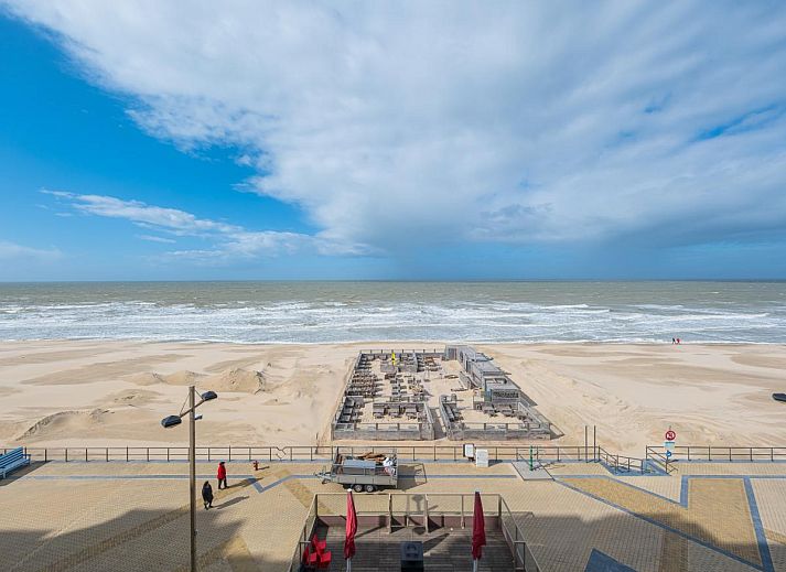 Helles Wohnzimmer von Emperador - Ferienhaus 0401 in Middelkerke, Belgien, mit Meerblick und moderner Einrichtung.