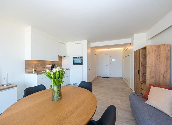 Helles Wohnzimmer von Emperador - Ferienhaus 0401 in Middelkerke, Belgien, mit Meerblick und moderner Einrichtung.