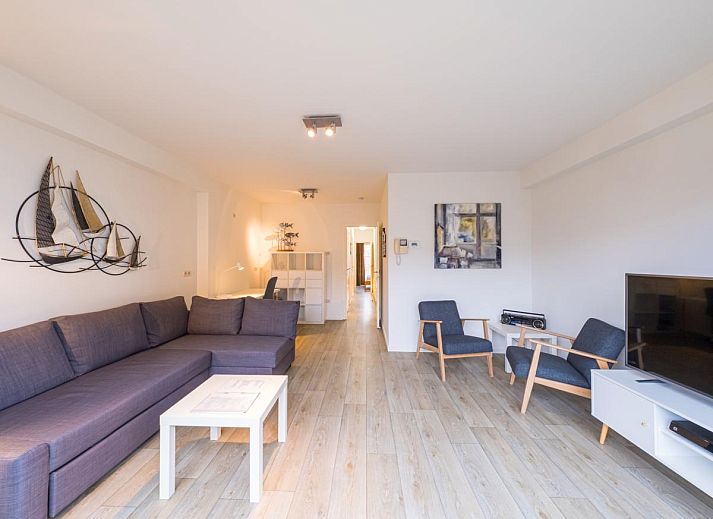 Geraeumiges Wohnzimmer im Ferienhaus Scholekster - 0004 in Middelkerke, Westflandern, mit gemuetlicher Sitzecke und moderner Einrichtung.