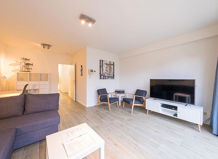 Geraeumiges Wohnzimmer im Ferienhaus Scholekster - 0004 in Middelkerke, Westflandern, mit gemuetlicher Sitzecke und moderner Einrichtung.