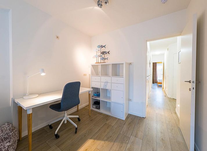 Geraeumiges Wohnzimmer im Ferienhaus Scholekster - 0004 in Middelkerke, Westflandern, mit gemuetlicher Sitzecke und moderner Einrichtung.