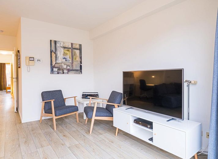 Gemuetliches Wohnzimmer in Scholekster - 0004, Ferienhaus in Middelkerke, Westflandern, mit moderner Einrichtung und einer gemuetlichen Sitzecke.