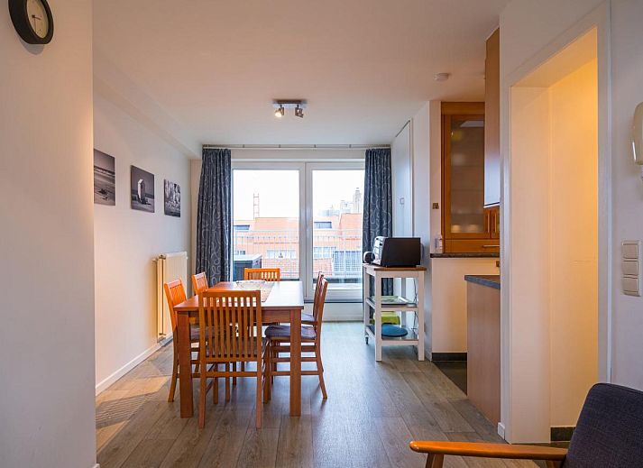 Gemuetliches Wohnzimmer in Scholekster - 0004, Ferienhaus in Middelkerke, Westflandern, mit moderner Einrichtung und einer gemuetlichen Sitzecke.