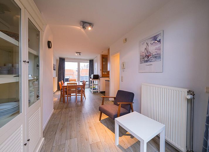 Gemuetliches Wohnzimmer in Scholekster - 0004, Ferienhaus in Middelkerke, Westflandern, mit moderner Einrichtung und einer gemuetlichen Sitzecke.