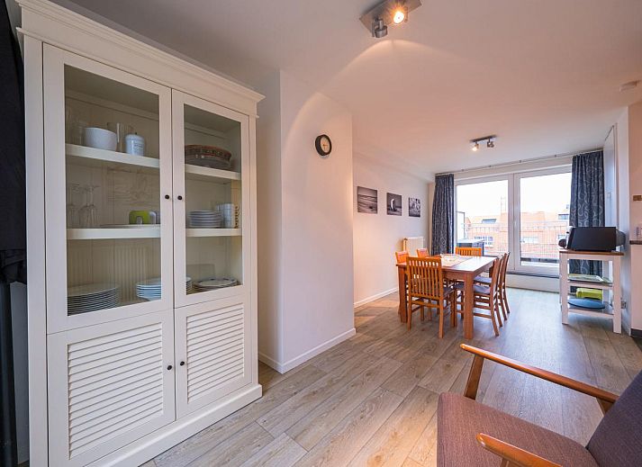 Gemuetliches Wohnzimmer in Scholekster - 0004, Ferienhaus in Middelkerke, Westflandern, mit moderner Einrichtung und einer gemuetlichen Sitzecke.