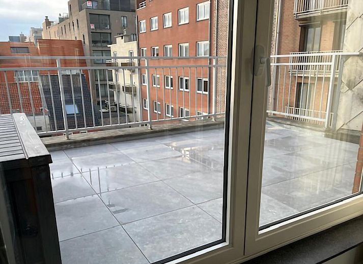 Modernes Wohnzimmer im Ferienhaus Scholekster - 0004 in Middelkerke, Westflandern, mit gemuetlicher Sitzecke und Flachbildfernseher.
