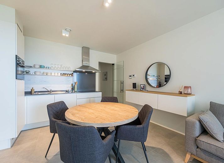 Geraeumiges Wohnzimmer des Ferienhauses Ancilla - 0105 in Middelkerke, Westflandern, mit moderner Einrichtung und offener Kueche.