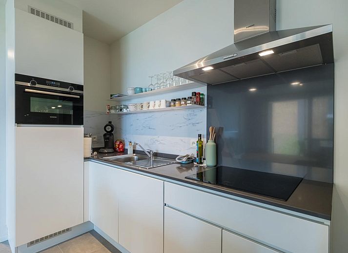 Geraeumiges Wohnzimmer des Ferienhauses Ancilla - 0105 in Middelkerke, Westflandern, mit moderner Einrichtung und offener Kueche.