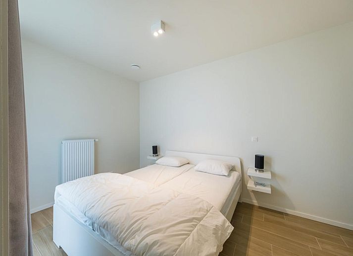Geraeumiges Wohnzimmer des Ferienhauses Ancilla - 0105 in Middelkerke, Westflandern, mit moderner Einrichtung und offener Kueche.