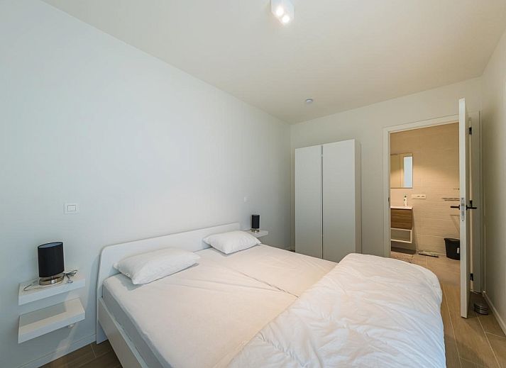Geraeumiges Wohnzimmer des Ferienhauses Ancilla - 0105 in Middelkerke, Westflandern, mit moderner Einrichtung und offener Kueche.