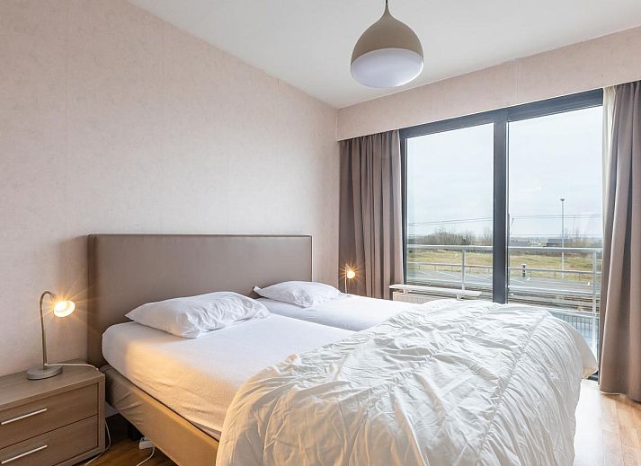 Gemuetliches Wohnzimmer des Ferienhauses "De Rede 2 - 0104" in Middelkerke, Belgien, mit Meerblick und moderner Einrichtung.