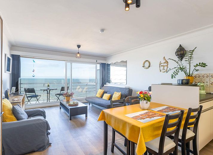 Helles Wohnzimmer des Ferienhauses Rubens - 0602 in Middelkerke, Westflandern, mit Meerblick und moderner Einrichtung.